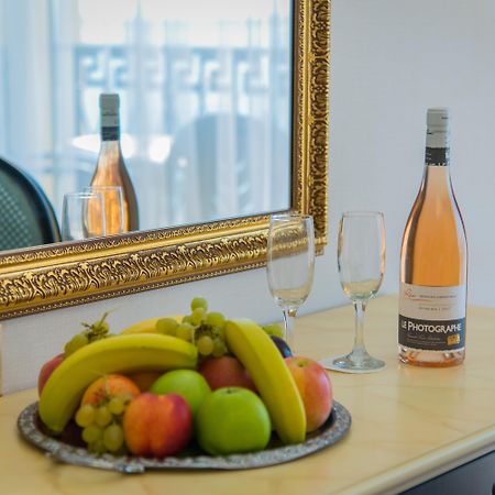Imperial Palace Hotel Sunny Beach Eksteriør billede A bottle of wine and fruit