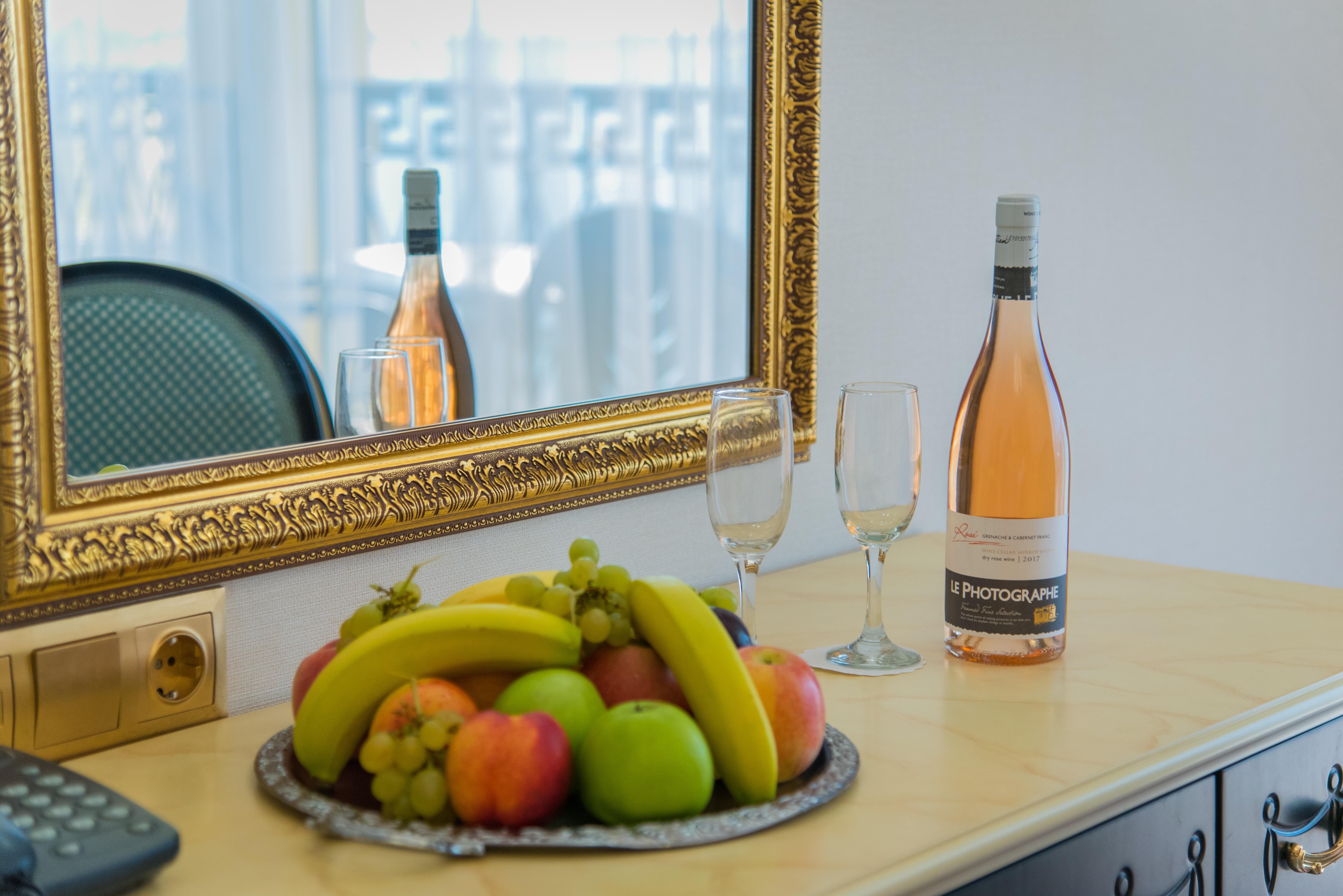Imperial Palace Hotel Sunny Beach Eksteriør billede A bottle of wine and fruit