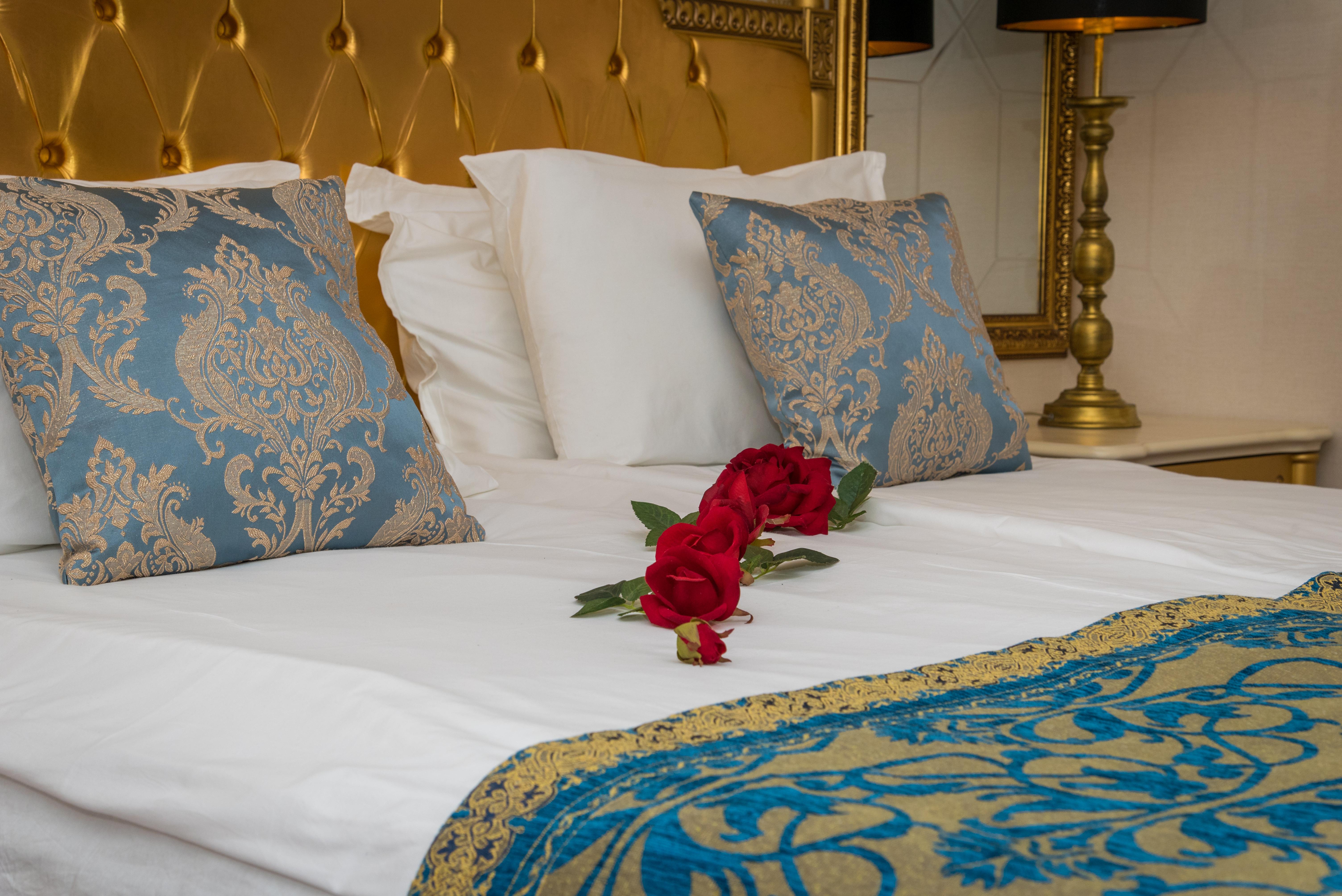 Imperial Palace Hotel Sunny Beach Eksteriør billede A bed with a bed runner