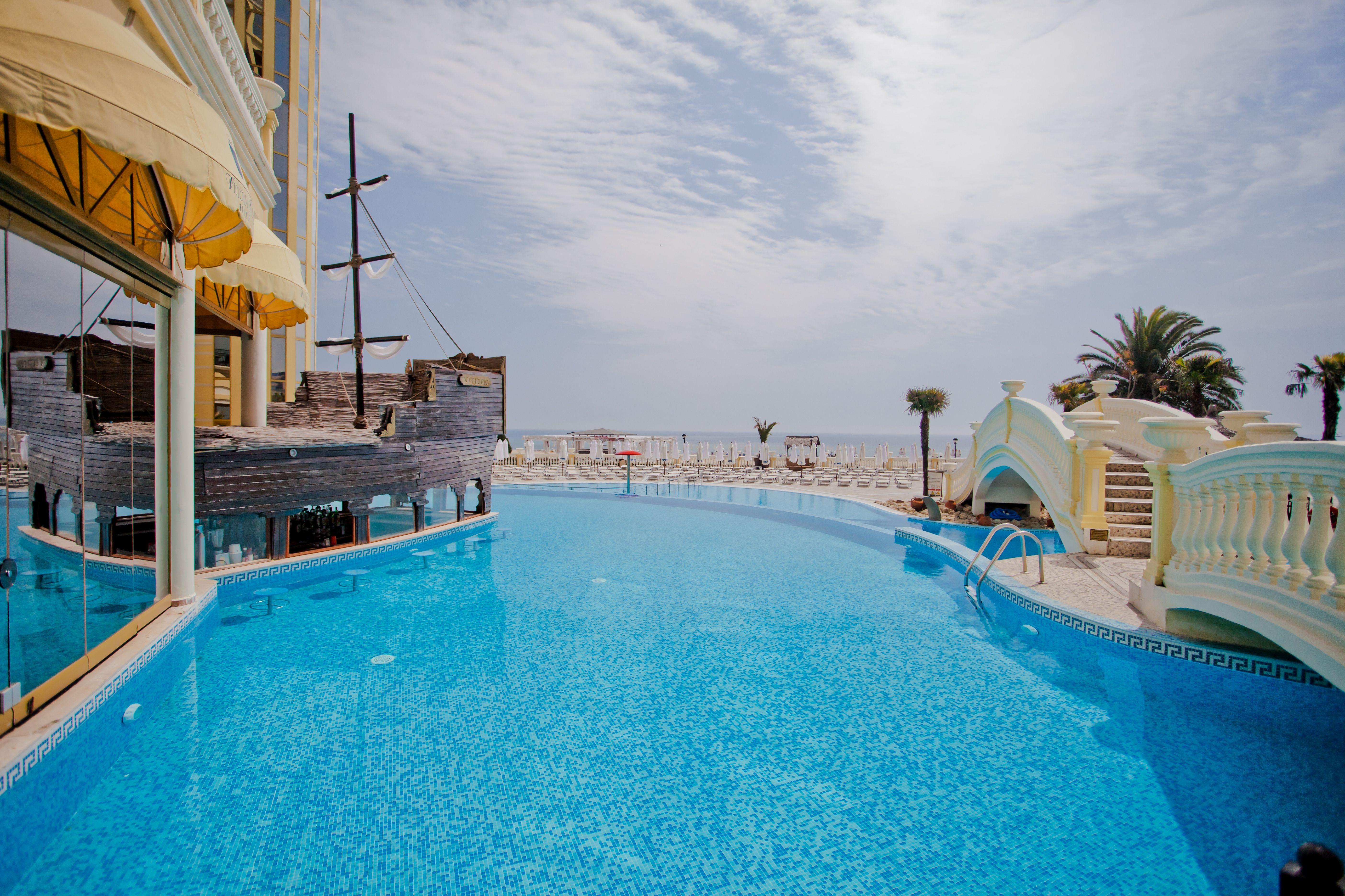 Imperial Palace Hotel Sunny Beach Eksteriør billede Infinity pool at the Grand Hotel