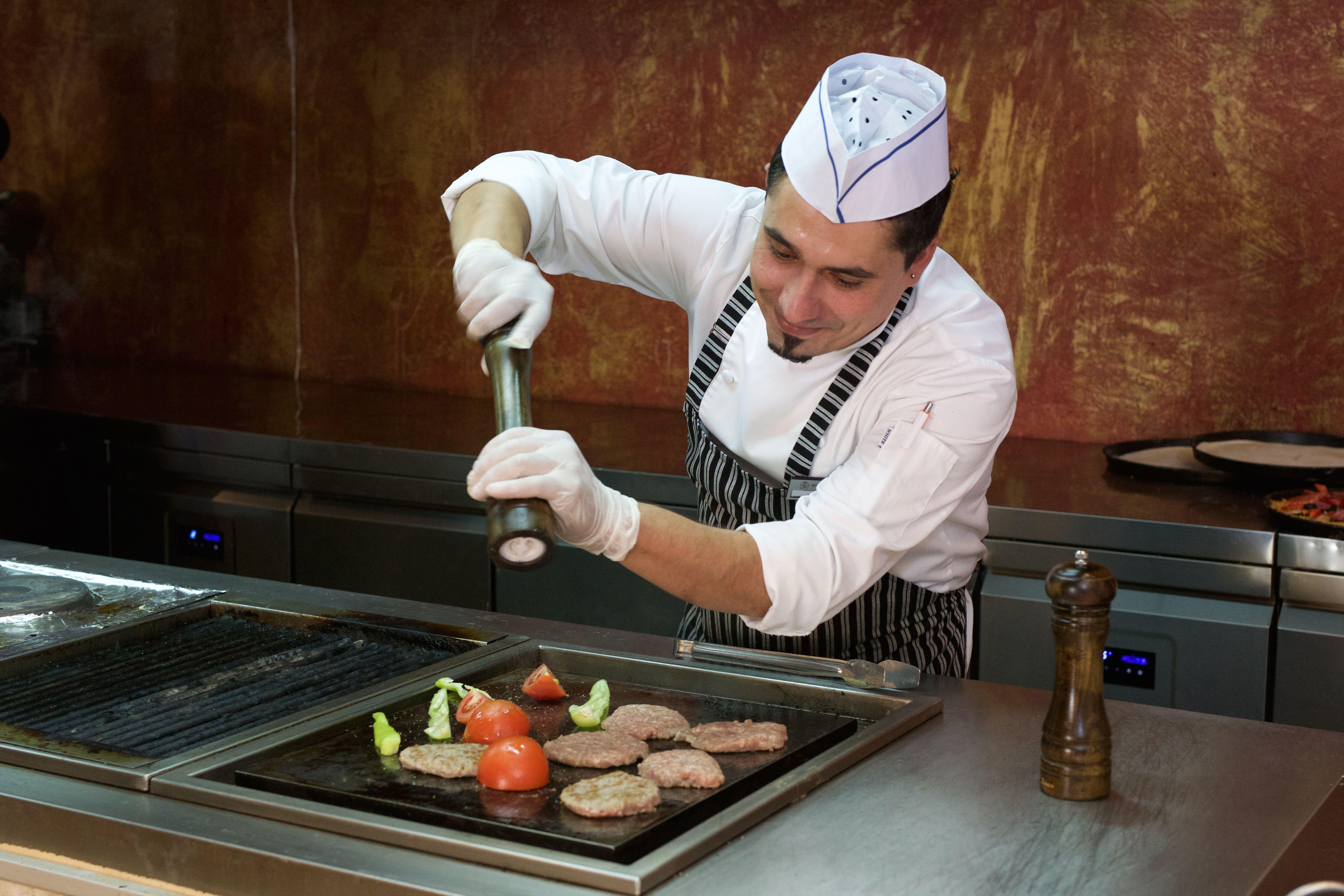 Imperial Palace Hotel Sunny Beach Eksteriør billede A sous-chef seasoning food