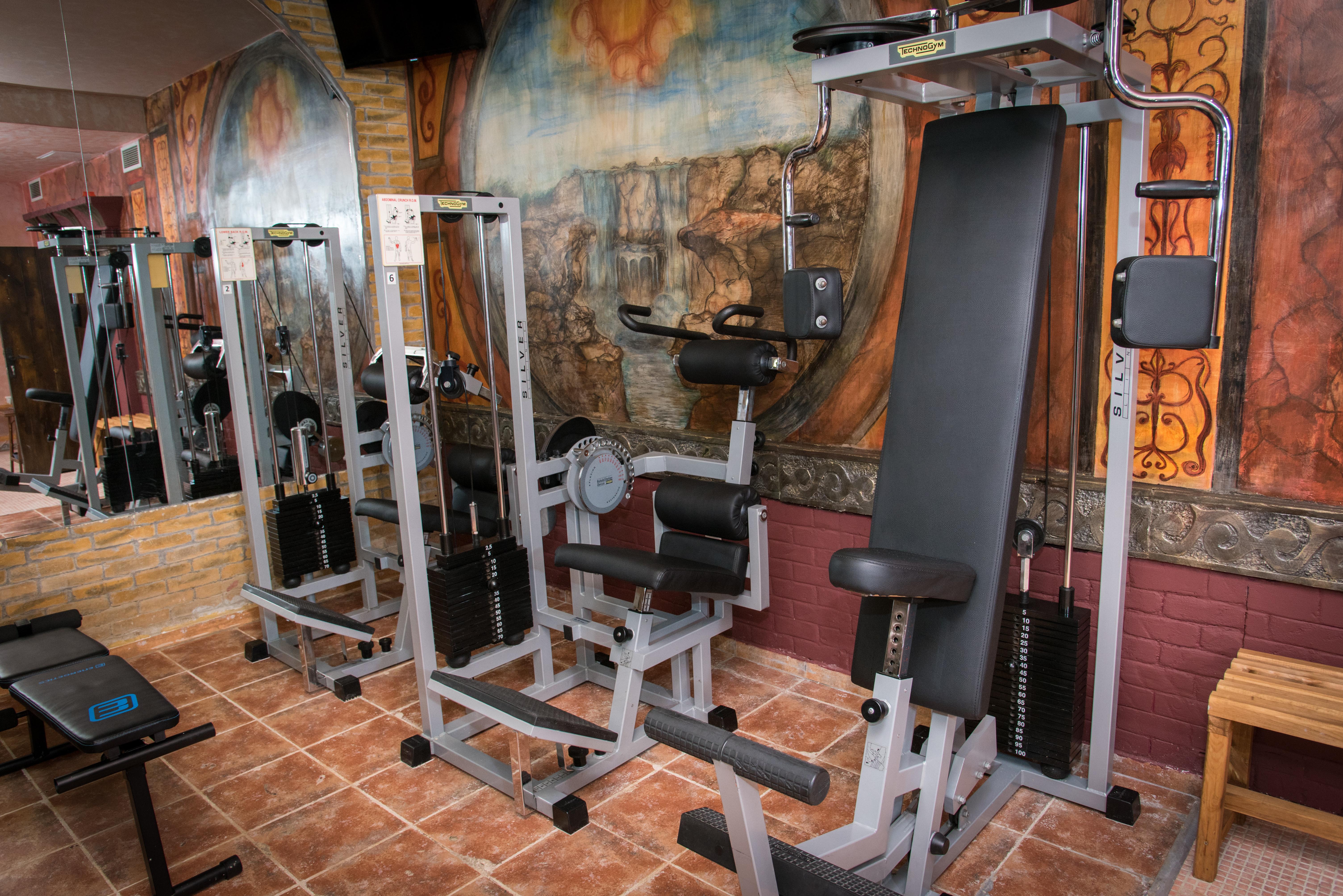 Imperial Palace Hotel Sunny Beach Eksteriør billede A leg extension machine