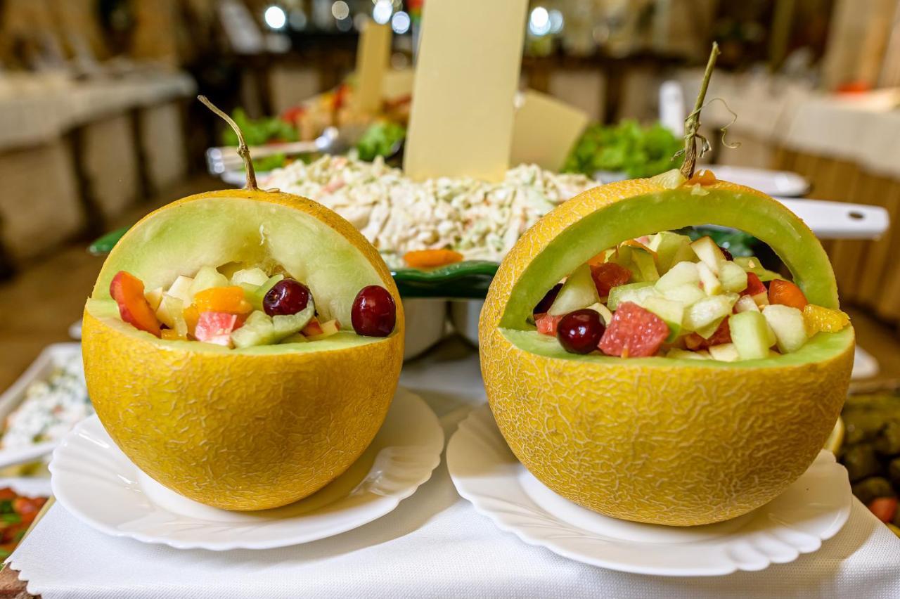 Imperial Palace Hotel Sunny Beach Eksteriør billede Fruit salad in pomelo
