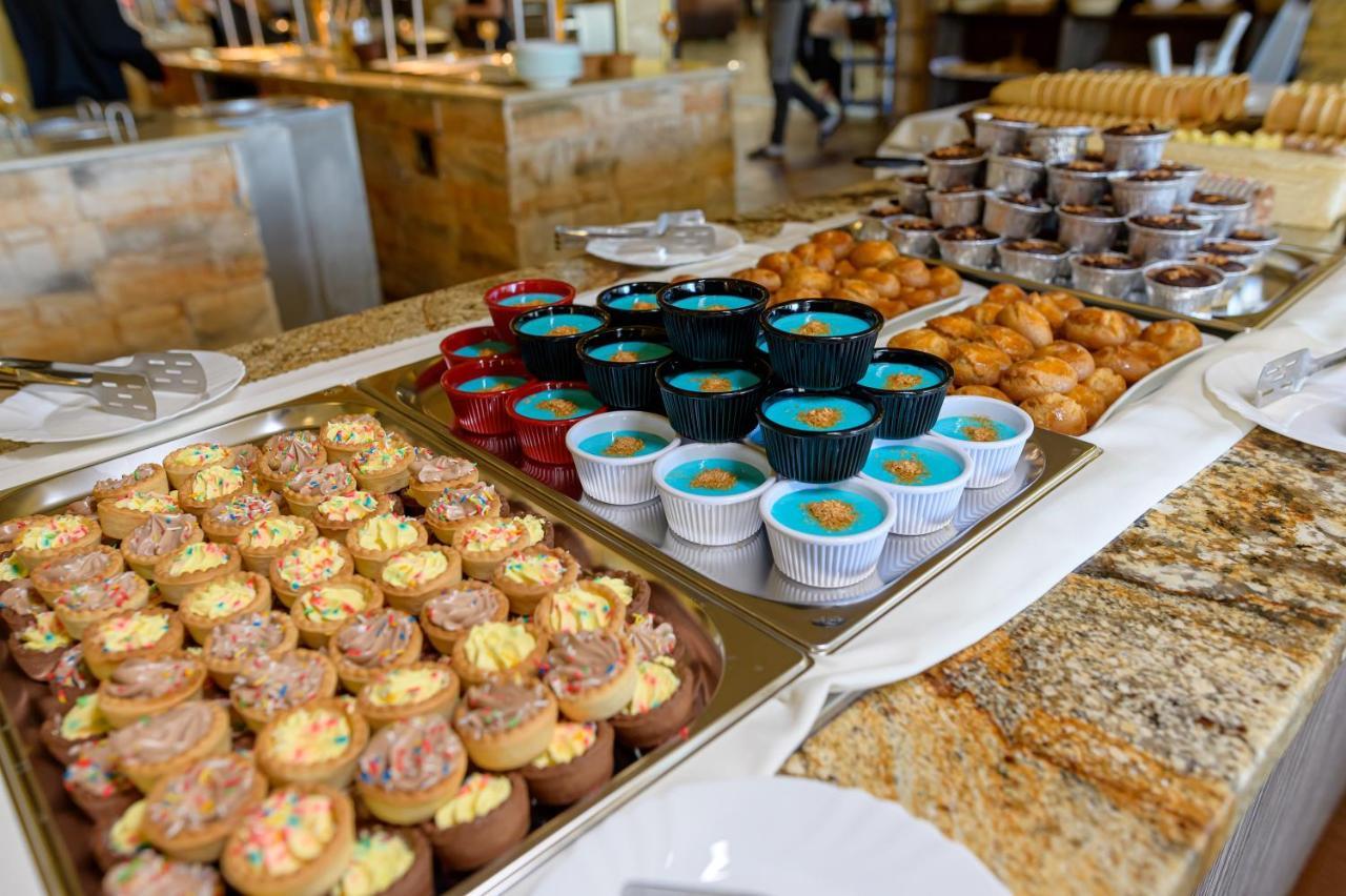 Imperial Palace Hotel Sunny Beach Eksteriør billede A selection of desserts at a buffet
