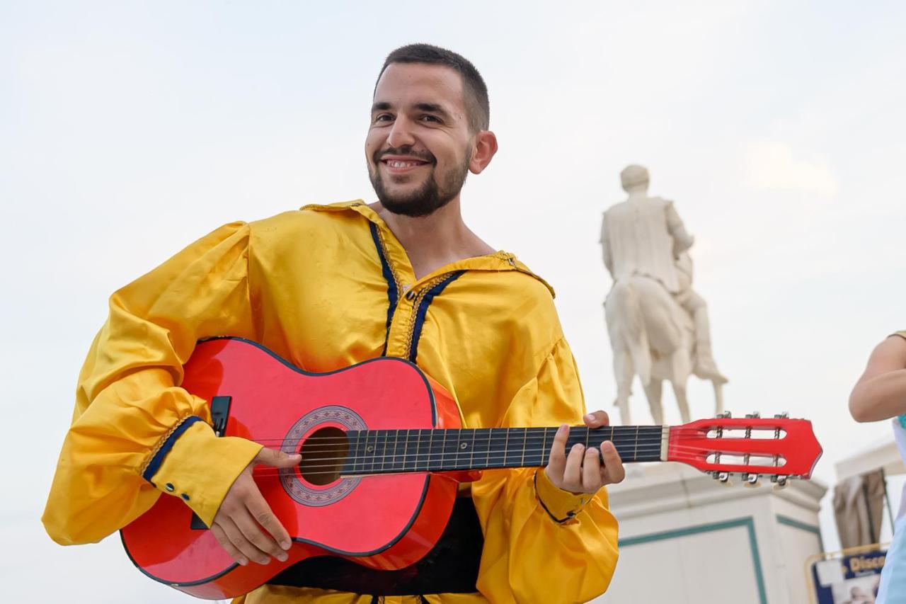 Imperial Palace Hotel Sunny Beach Eksteriør billede A street performer in Madrid