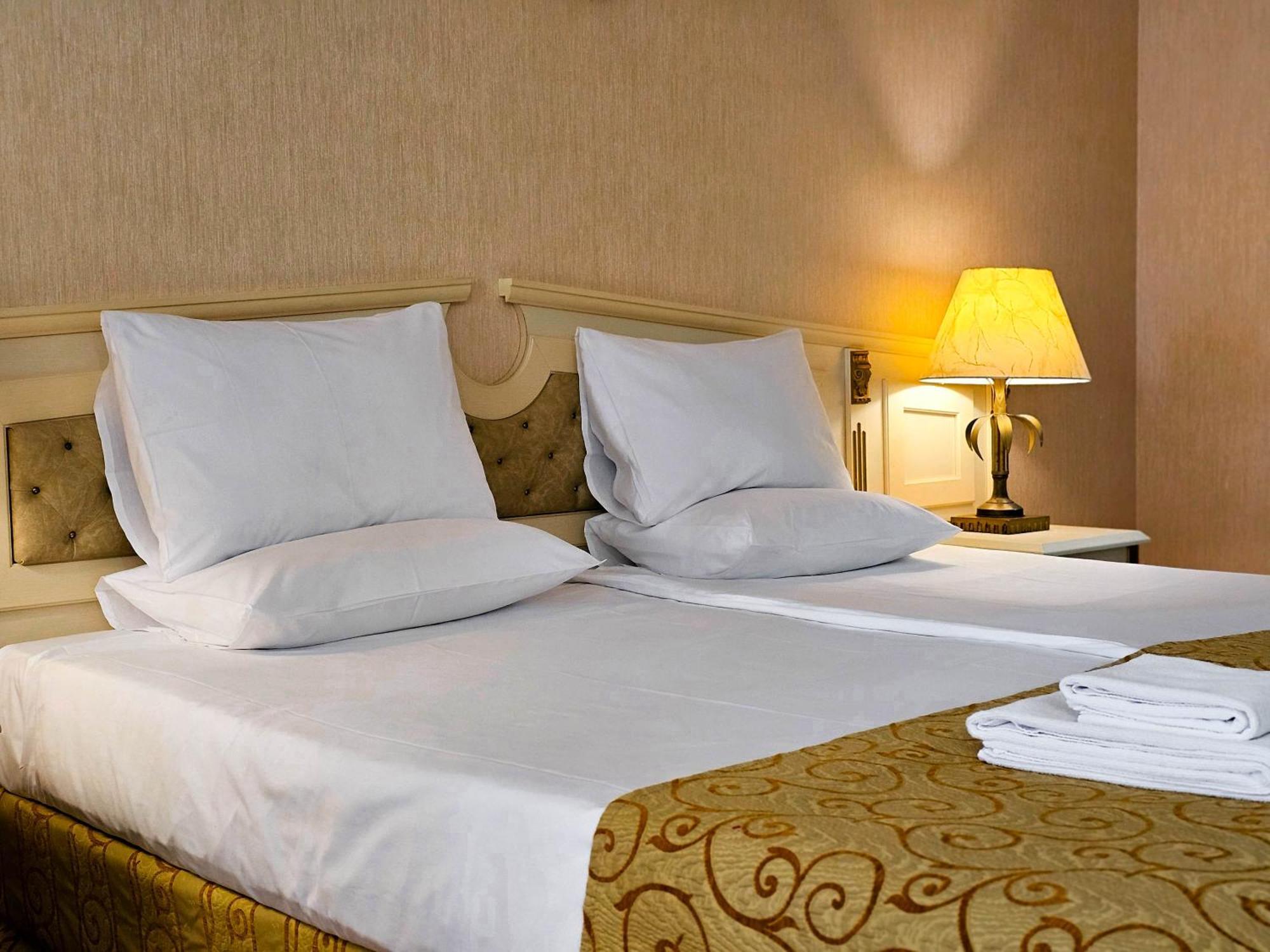 Imperial Palace Hotel Sunny Beach Eksteriør billede A bed with pillows and a lamp