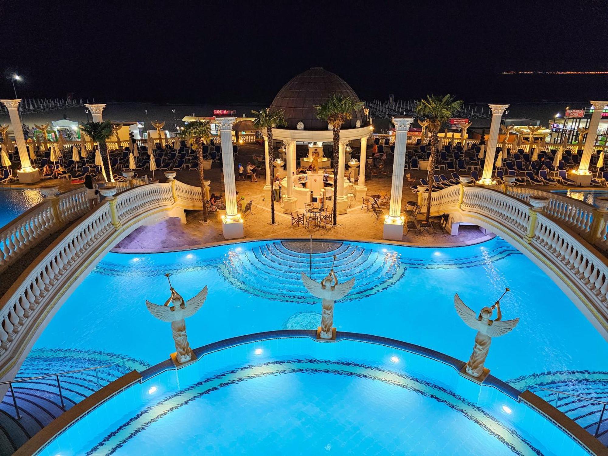 Imperial Palace Hotel Sunny Beach Eksteriør billede The pool at the Royal Towers